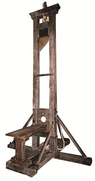 http://www.arche-musee-et-archives.net/files/image/MUSEE/guillotine800x600.jpg